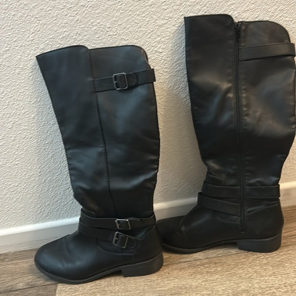 Women’s long boots black gently used - Picture 2 of 5